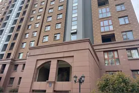 熊孩子贪玩身困三楼高空平台，咋办？图片