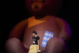 刘若英重返新加坡开唱 给我抱抱熊漂洋过海拥抱歌迷图片