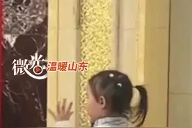 4岁萌宝跟随交响乐团排练，有模有样学习指挥手势图片