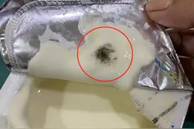 女子称购买6杯酸奶均有霉斑，2岁儿子饮用后身体不适 厂家回应图片