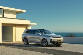 男子陵园祭祖车雷达显示全是人 网友：啥车？我想试试图片