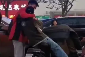 姐姐装路人给弟弟惊喜，弟弟认出后激动得一把抱住姐姐图片