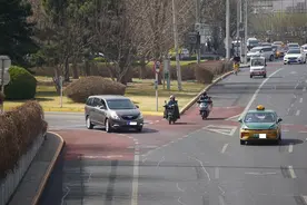 调查 | 机动车非机动车交叉路口，请您悠着点儿图片