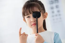 孩子近视度数一直狂飙？可能是你没选对眼镜！这3点家长必看！图片