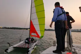 小帆船遇风浪出故障2人被困 海口海岸警察紧急救助图片