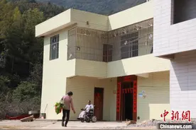 江西一农妇悉心照料瘫痪丈夫25年：笑对生活 相濡以沫图片