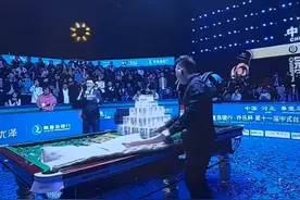 中式台球国际大师赛冠军现场用袋子装走500万元奖金，网友：领奖比决赛有意思图片