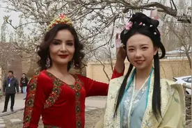 新疆库尔勒：万亩梨花俏迎客图片