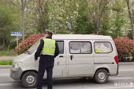 险！面包车内塞满甜瓜上路，莘县交警及时查处消隐患图片