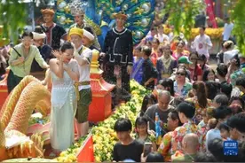 泰国曼谷：庆祝泼水节【组图】图片