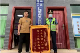 双胞胎孕妈雨夜高速公路上突然临产，路政员撑起“临时产房”图片