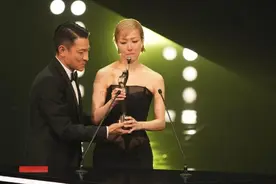 热搜第一！陪跑20多年的郑秀文，终于拿到了这个大奖！颁奖仪式上，她唱了一首张学友的歌图片