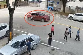 男孩拽车门把手被拖行摔倒，反而大喊“爸爸不要怪我”，网友：这个爸爸应该反省图片