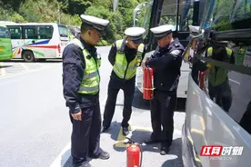 宜章公安交警深入莽山景区开展“五一”节前交通安全大检查图片