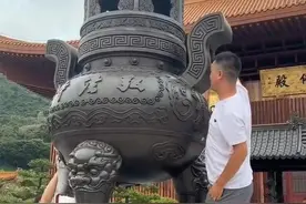 网传深圳有游客爬寺庙大香炉掏硬币给孩子？弘法寺：属实，已接通知正处理图片