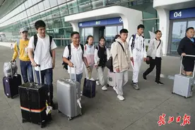 苏正民带5名大凉山孩子来汉研学，孩子们亲眼看到长江大桥“很震撼”图片