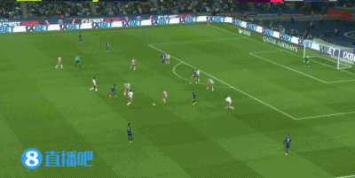 梅西弧顶倒地后疑似被踢了一脚，双方大打出手，阿什拉夫出头染红图片