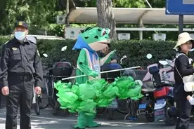 网红“卖崽青蛙”在上海被查，城管局长：会柔性执法图片