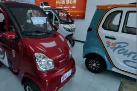 “无证狂奔”的老年代步车离场倒计时图片