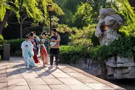 大明湖景区内汉服飘飘，风情万种图片