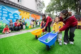 解决托育难，“带娃上班”之外还能做些啥 | 新京报快评图片