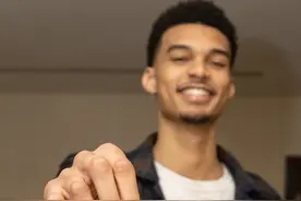 值多少钱👀？准状元文班亚马签下个人首张球星卡！图片