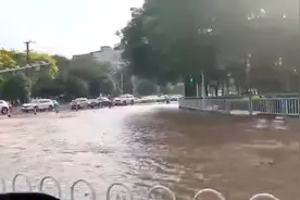 河北邢台供水管道爆裂，马路像发洪水，水业集团：正在抢修中图片