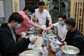 塌饼、奘糕和咖啡“碰撞出”新奇口味，快来金山这里品尝吧！图片