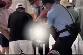 女乘客身体不适晕倒站台，多人合力救助帮其脱险图片