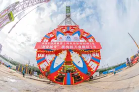 几层楼高、上千吨重！一大波重大交通工程建设都离不开它！图片