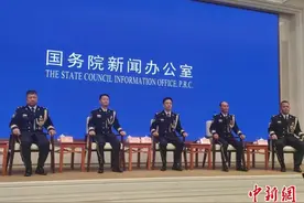 他们代表中国警察，向中外记者讲述平安中国故事图片