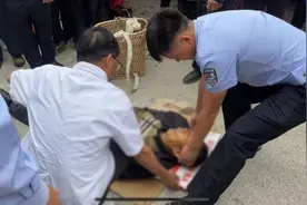 贵州长顺：老人晕倒闹市 警民携手及时救助图片