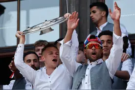 拜仁慕尼黑队庆祝德甲夺冠图片