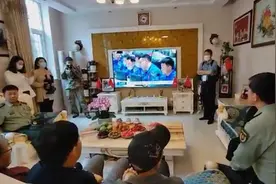 景海鹏即将四上太空，家人在老家观看直播