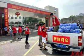 新田：志愿者“爱心送水”助力高考图片