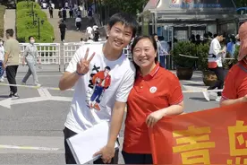 首届学生迎战高考！青岛二中院士港分校老师辗转四个考点，暖心定制专属“礼包”送惊喜图片