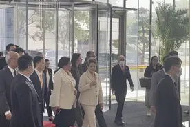 洪都拉斯总统参访新开行总部 和罗塞夫亲切交谈视频封面