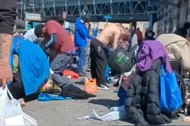 实拍美国费城街头：成群吸毒者弯腰横行 垃圾遍地图片