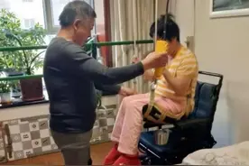 丈夫照顾瘫痪妻子12年：妻子曾想自杀 丈夫带着她打工为其自制康复器具图片