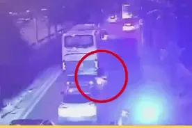 四环主路上，小伙为“追星”狂飙摩托追大巴，还腾出手来……图片