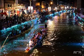 福建福州：两岸灯火映河面  夜赛龙舟迎端午图片