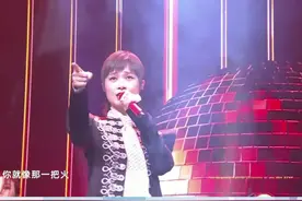 李宇春白玉兰奖演唱《冬天里的一把火》图片