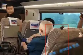 前排乘客放倒座椅，后排大爷猛踹对方椅背！高铁上这一幕吵翻了图片