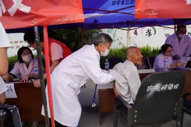 老教授虽“老” 为民心不“老”图片