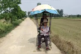 “我是你的腿！”七旬老人悉心照顾瘫痪老伴5年，每天推轮椅带她外出散心游玩图片