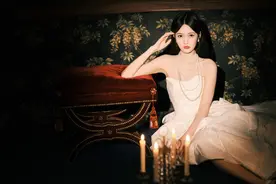 陆婷玉最新缎面长裙写真 千金脸甜妹贵气感稳拿捏图片