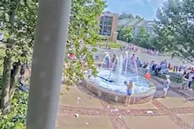 美国女孩将洗衣粉倒入市政厅水池 喷泉秒变“泡泡浴”图片