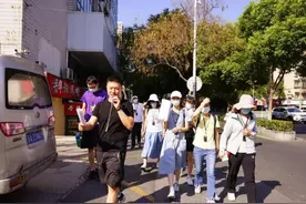 “城市漫步”兴起：用脚步感知城市温度、触摸历史文脉图片