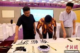 外国留学生在山东临沂体验“汉字之美”图片