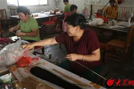 阳信县商店镇：村支书引进假发加工厂 群众在家门口就业增收图片